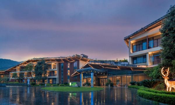 Holiday Inn Express Emei Mountain by IHG, Rezerwuj Ośrodek wypoczynkowy Kurorty w Emeishan, Ośrodek wypoczynkowy