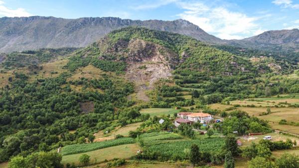 VILA DISHA, Rezerwuj Lodge Hotele w Tirana County z basenem, Basen