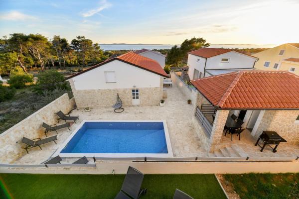 Crowonder Villa Smile with Swimming Pool and Stone Backyard, Rezerwuj Willa Hotele w Zadar County z basenem, Basen
