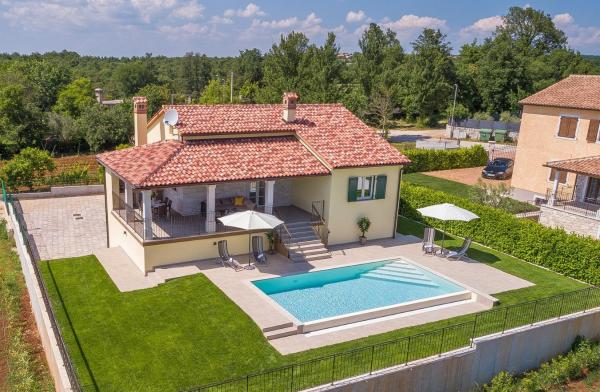 Villa Kiara, Rezerwuj Willa Hotele w Barat z basenem, Basen