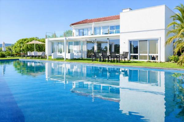 CASA DO LAGO, Infinity Pool, Mountains & Sea view, Rezerwuj Willa Hotele w Estoi z Basenem, Basen