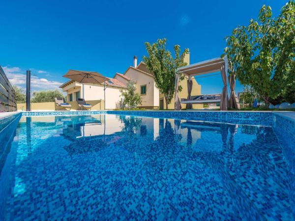 Villa Field Hill with Swimming Pool and Tennis Court, Rezerwuj Willa Hotele w Zadar County z basenem, Basen