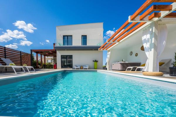 Villa Olea with heated pool and jacuzzi, Rezerwuj Willa Hotele w Zadar County z basenem, Basen