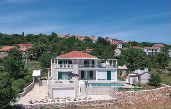 Nice Home In Zrnovnica-Split With Sauna, Rezerwuj Dom wakacyjny Hotele w Split-Dalmatia County z Basenem, Basen