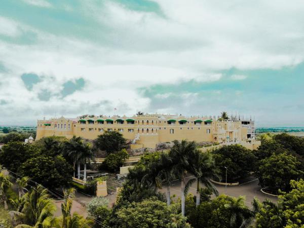 Heritage Khirasara Palace, Rezerwuj  Hotele w Gujarat z basenem, Basen