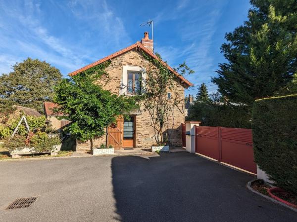 Belle maison en pierre au cœur du Berry avec jardin, terrasse, et activités familiales à proximité - FR-1-591-152, Rezerwuj Hotel Pérassay 