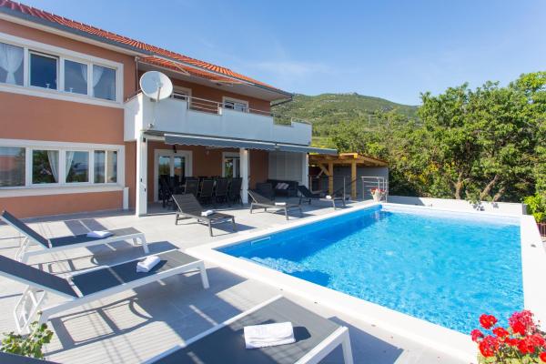 Villa Ivano&heated pool&sea view&football court&children's playground, Rezerwuj Willa Hotele w Split-Dalmatia County z Basenem, Basen