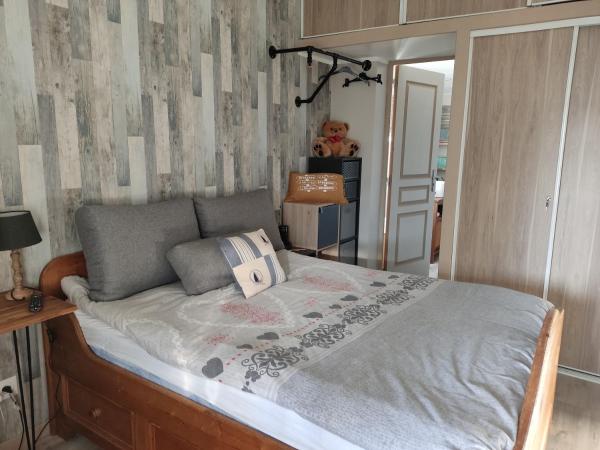chambre indépendante, Rezerwuj Pokój u miejscowych Hotele w Akwitania z basenem, Basen