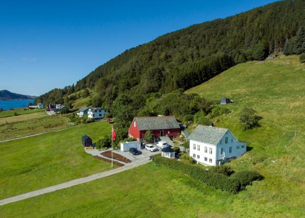 Kråen Gard, Rezerwuj Lodge Larsnes 