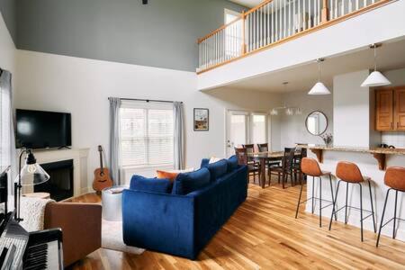 Modern Home next to Vanderbilt Campus with Parking, Screened Porch & Workspace, Walk to Hillsboro Village, Fido & Pancake Pantry, Minutes to Music Row, 12 South & Broadway, Perfect for Families, Friends & University Visits, Rezerwuj Dom wakacyjny Nashville International Airport 
