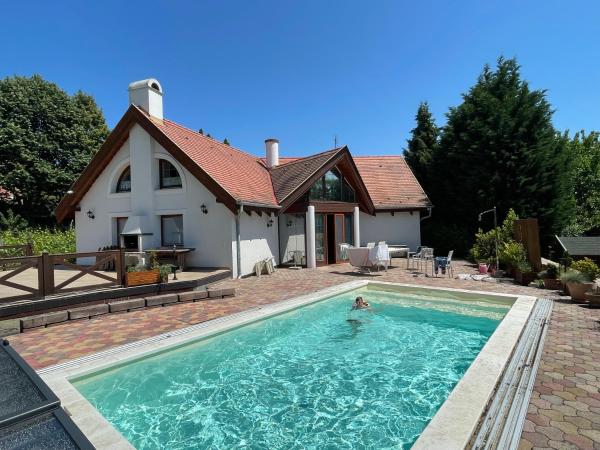 Spacious 3 bedroom house with heated pool, Rezerwuj Willa Hotele w Central Transdanubia z basenem, Basen