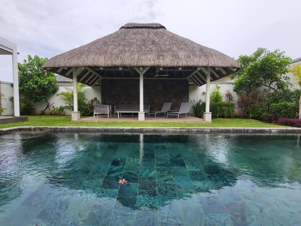Villa de Luxe à Grand Baie avec piscine V12, Rezerwuj Willa Hotele w Mauritius North Coast z Basenem, Basen