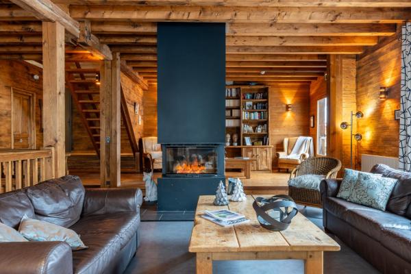 Chalet-Sixtine A large family chalet of 600m2 near La Clusaz, Rezerwuj Chalet Hotele w Owernia z parkingiem, Parking