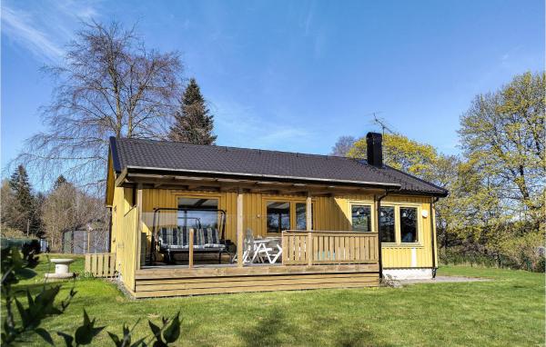 2 Bedroom Stunning Home In Hällingsjö, Rezerwuj Dom wakacyjny Hotele w Halland z Parkingiem, Parking