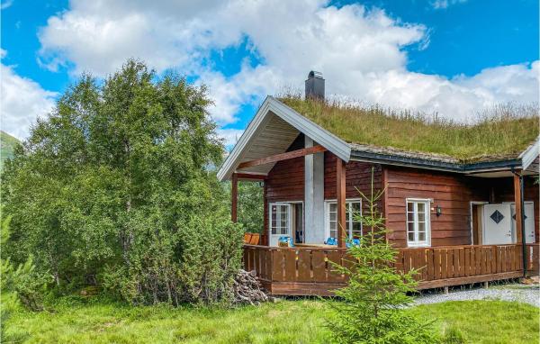 4 Bedroom Cozy Home In Straumgjerde, Rezerwuj Dom wakacyjny Wille w Bjordal, Willa