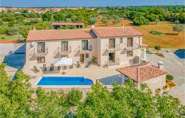 Luxurious Home In Galizana, Rezerwuj Dom wakacyjny Hotele w Galižana z basenem, Basen