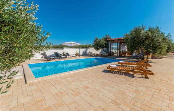 Beautiful Home In Biograd Na Moru, Rezerwuj Dom wakacyjny Hotele w Zadar County z basenem, Basen
