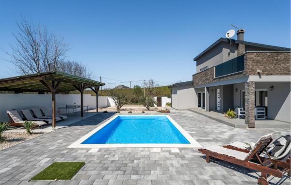 Stunning Home In Stankovci, Rezerwuj Dom wakacyjny Hotele w Zadar County z basenem, Basen