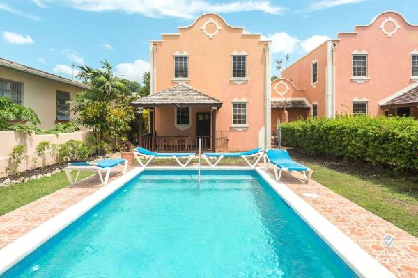 2-Story Townhome with Private Pool, Ideal for Group!, Rezerwuj Dom wakacyjny Christ Church 