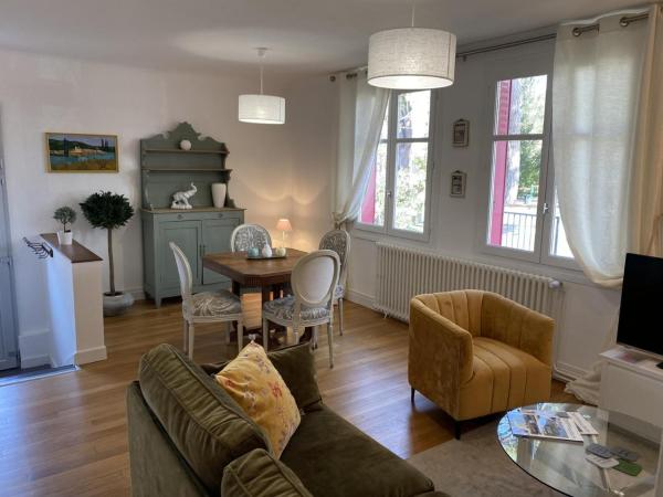 Charmante maison avec jardin en face du parc, proche commerces et attractions touristiques - FR-1-489-333, Rezerwuj Dom wakacyjny Domki letniskowe w Allier, Domek