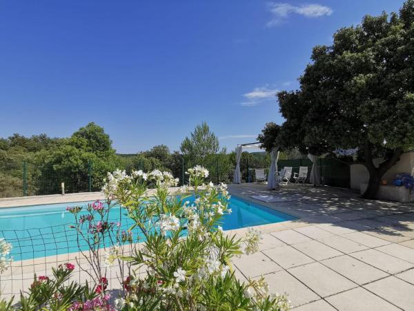 VILLA FAMILIALE, PISCINE, VUE IMPRENABLE -en été la location est de samedi à samedi, Rezerwuj Willa Hotele w Owernia z Basenem, Basen