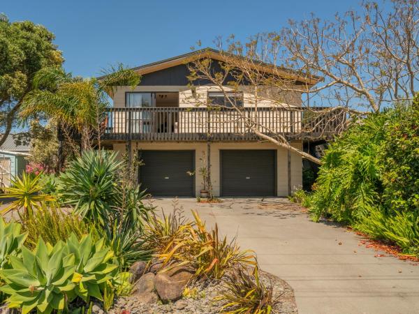 Jacaranda Lodge - Whangamata Upstairs Unit, Rezerwuj Dom wakacyjny Hotele w Auckland Region z parkingiem, Parking