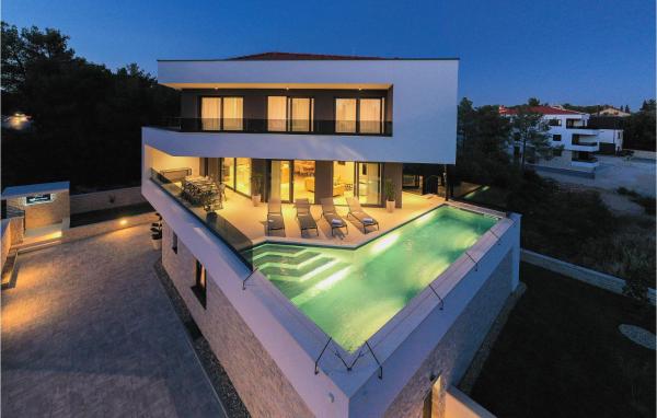 Cozy Home In Biograd Na Moru With Sauna, Rezerwuj Dom wakacyjny Hotele w Zadar County z basenem, Basen