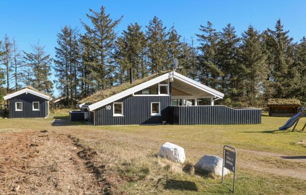 4 Bedroom Beautiful Home In Saltum, Rezerwuj Dom wakacyjny Hotele w Vestjylland z Basenem, Basen