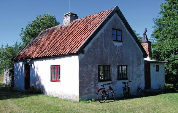 2 Bedroom Nice Home In Fårösund, Rezerwuj Dom wakacyjny Hotele w Halland z Parkingiem, Parking