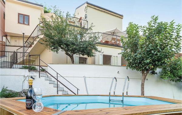 Amazing Home In Torraca With Wifi, Rezerwuj Dom wakacyjny Hotele w Torraca z basenem, Basen