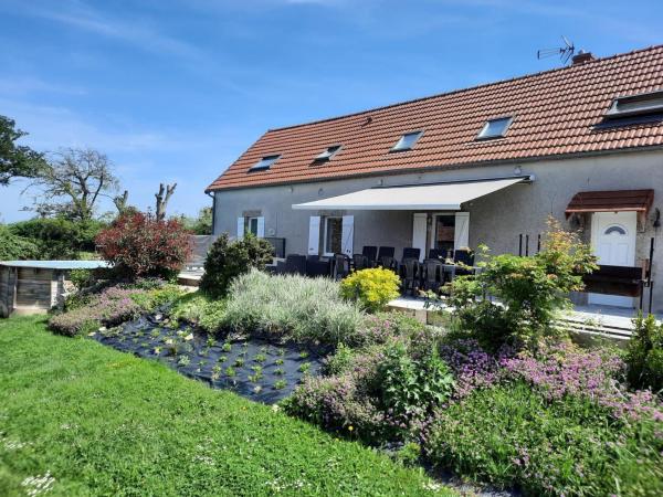 Ancienne longère rénovée avec piscine privative et animaux admis - FR-1-489-201, Rezerwuj Dom wakacyjny Hotele w Échassières z Basenem, Basen