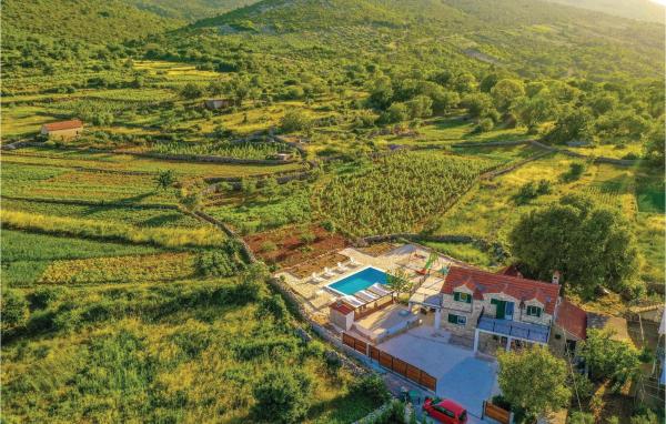 Two-Bedroom Holiday Home In Ljubitovica, Rezerwuj Dom wakacyjny Hotele w Split-Dalmatia County z Basenem, Basen