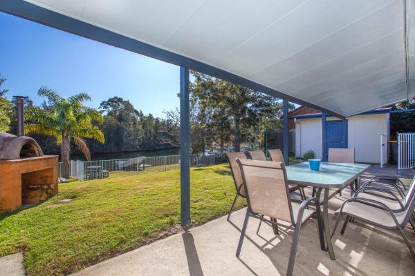 Waterfront Wonder - lakeside home w. private jetty, Rezerwuj Dom wakacyjny Manyana New South Wales