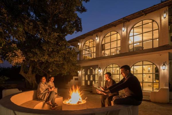 StayVistas Casa Blanca - Modern elegance with a pool, spacious lawn & diverse activities, Rezerwuj Willa Hotele w Nowe Delhi z basenem, Basen