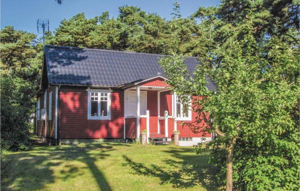 Three-Bedroom Holiday Home In Borrby, Rezerwuj Dom wakacyjny Hotele w Halland z Parkingiem, Parking