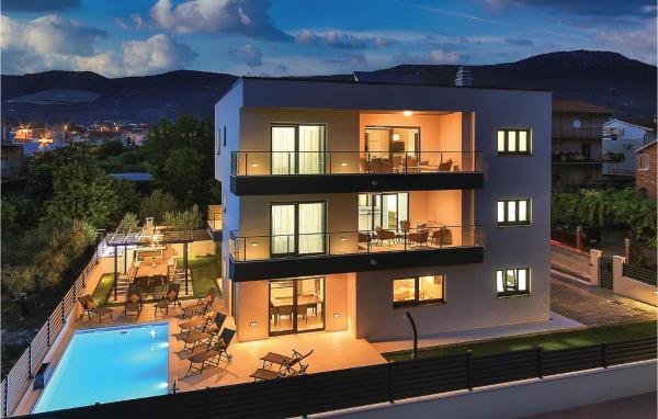 Eight-Bedroom Holiday Home in Kastel Novi, Rezerwuj Apartament Hotele w Split-Dalmatia County z Basenem, Basen