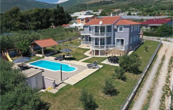 Holiday Home Kastel Novi With Sea View Vi, Rezerwuj Dom wakacyjny Hotele w Split-Dalmatia County z Parkingiem, Parking