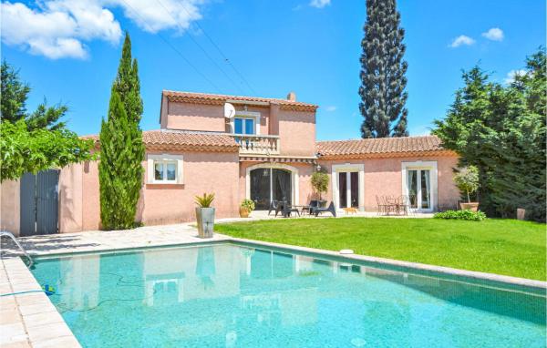 Nice Home In Eyguieres With Wifi, Rezerwuj Dom wakacyjny Domki letniskowe w Alpilles, Domek