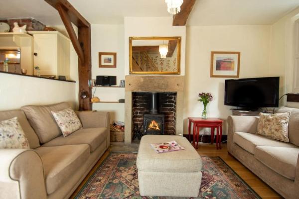 Characterful 2 bed cottage in excellent location, Rezerwuj Dom wakacyjny Baslow Derbyshire