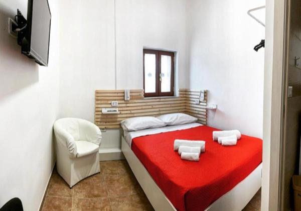 MIRIS home fast and comfortable with self check in 8 minutes walk near Naples airport, Rezerwuj Pensjonat Neapol Kampania