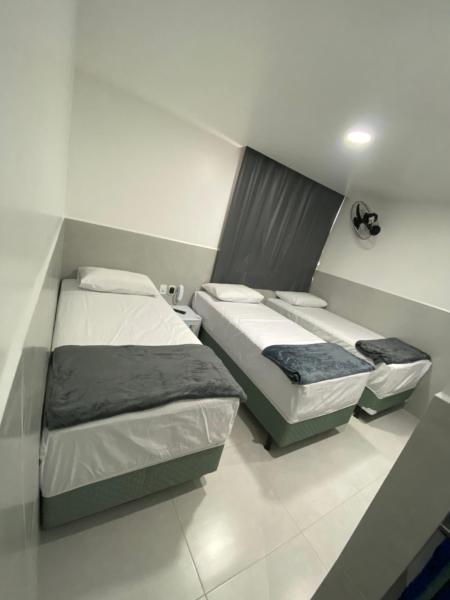 Suíte com banheiro privativo em Pousada recém construída,a 500mts do pátio do forró, Rezerwuj Hotel Caruaru Pernambuco