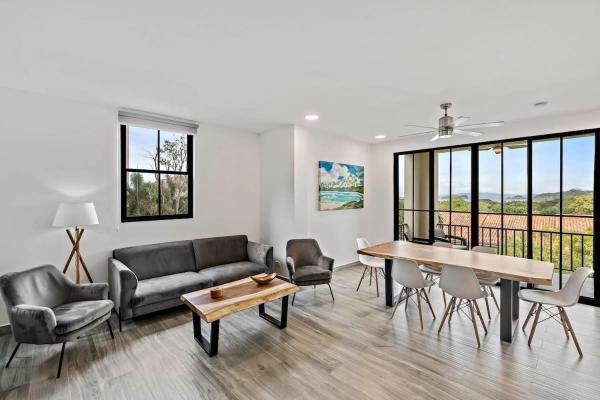 Stunning Top-Floor Condo with Sweeping Ocean & Mountain Views & Beach Club, Rezerwuj Dom wakacyjny Coco 
