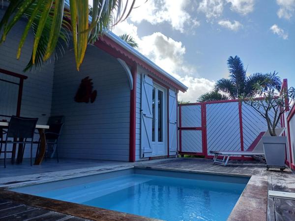 Caraïbes Cottage Grenat piscine privée 900m de Grande anse, Rezerwuj Dom wakacyjny Hotele w Basse-Terre z Parkingiem, Parking