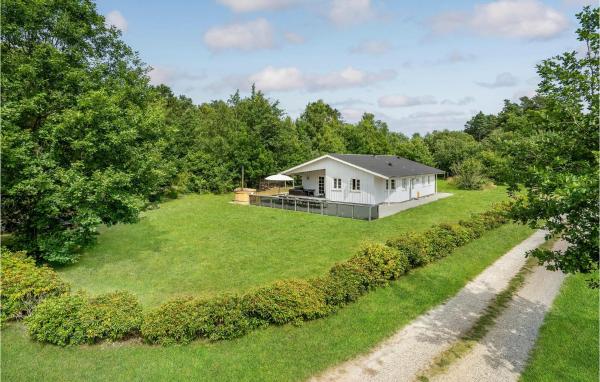 4 Bedroom Stunning Home In Glesborg, Rezerwuj Dom wakacyjny Hotele w Midtjylland z Parkingiem, Parking