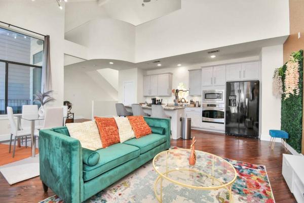 3BR/3.5BA Three Story East Downtown TownHouse with view, Rezerwuj Dom wakacyjny Hotele w Houston z Parkingiem, Parking