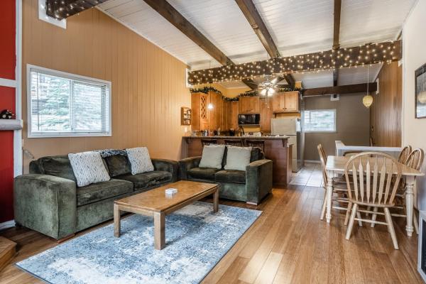 Tyrolean Village 6 2 Bedroom 1 and a Half Bath Sleeps 6 Walk to Lift Steps to town shuttle, Rezerwuj  Hotele w Mammoth z parkingiem, Parking