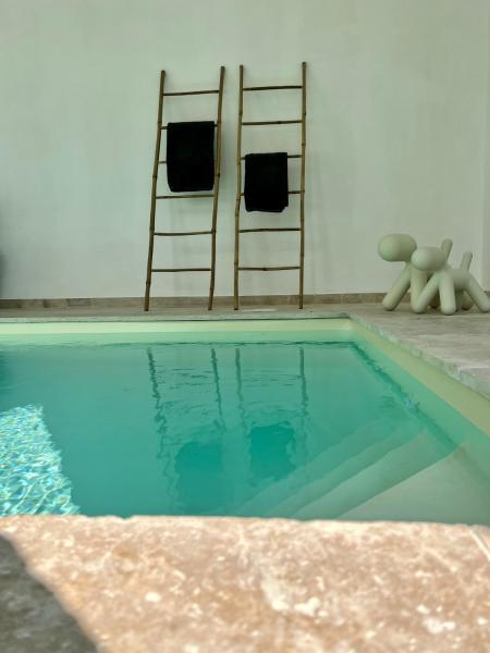 Manoir Les Feuillantines Piscine & Spa, Rezerwuj  Isques 