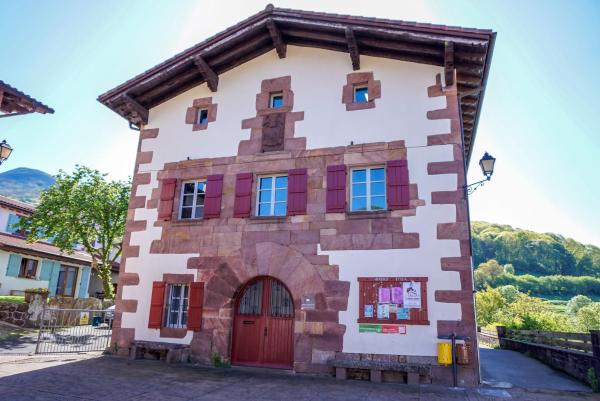 Amaiurko Aterpetxea, Rezerwuj  Maya del Baztán 