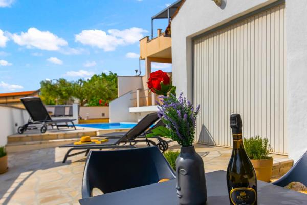 House Monique with pool, Rezerwuj  Hotele w Rošini z basenem, Basen