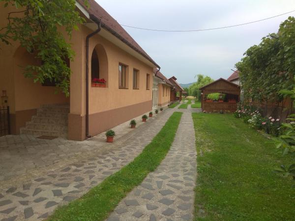 Casa Adriana, Rezerwuj  Hotele w Carpathians - Romania z parkingiem, Parking